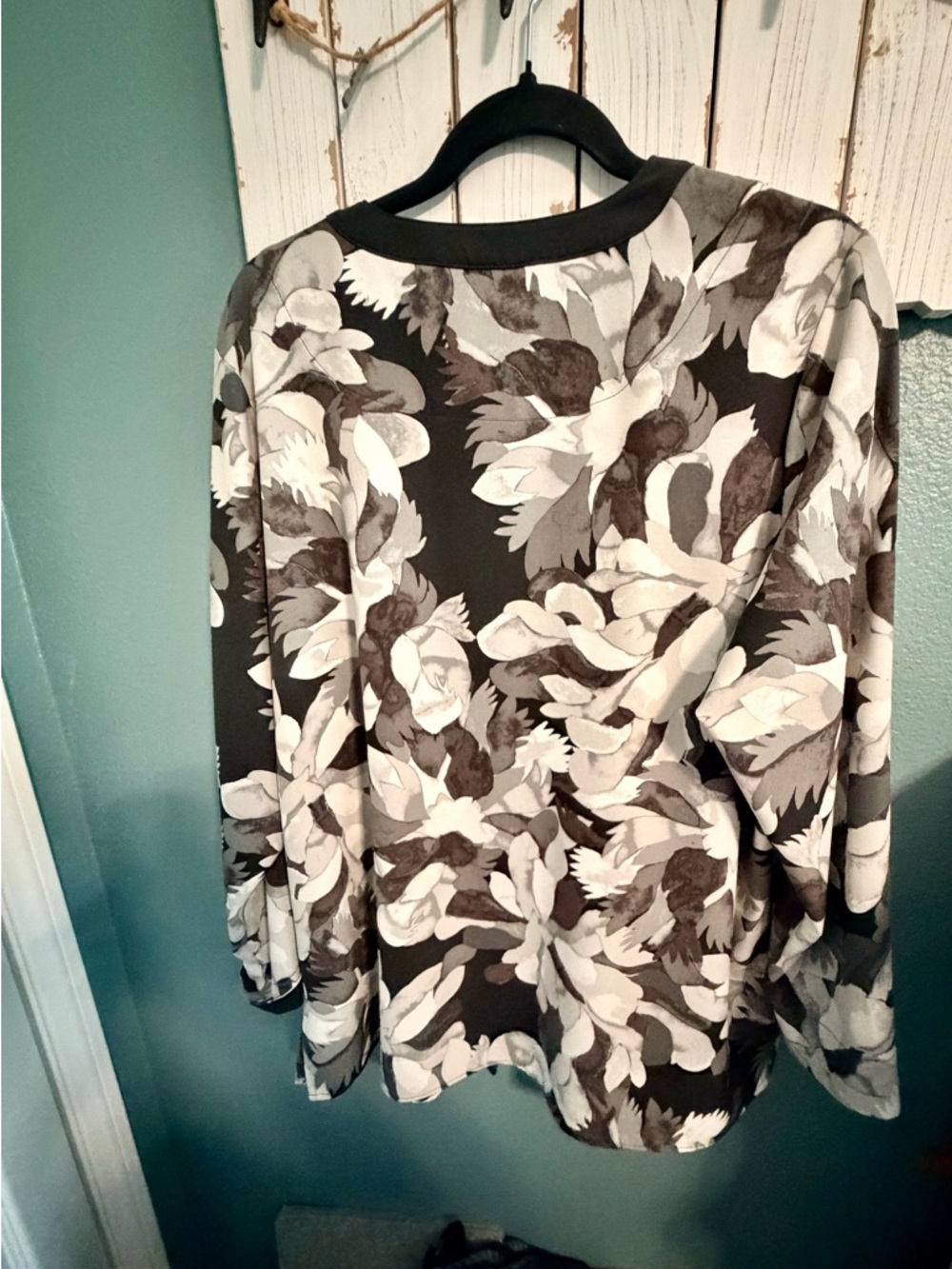 Isaac Mizrahi Black, White & Gray Floral Button-Front Jacket NWOT - Picture 2 of 7